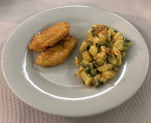 Filetes de pescada com salada russa