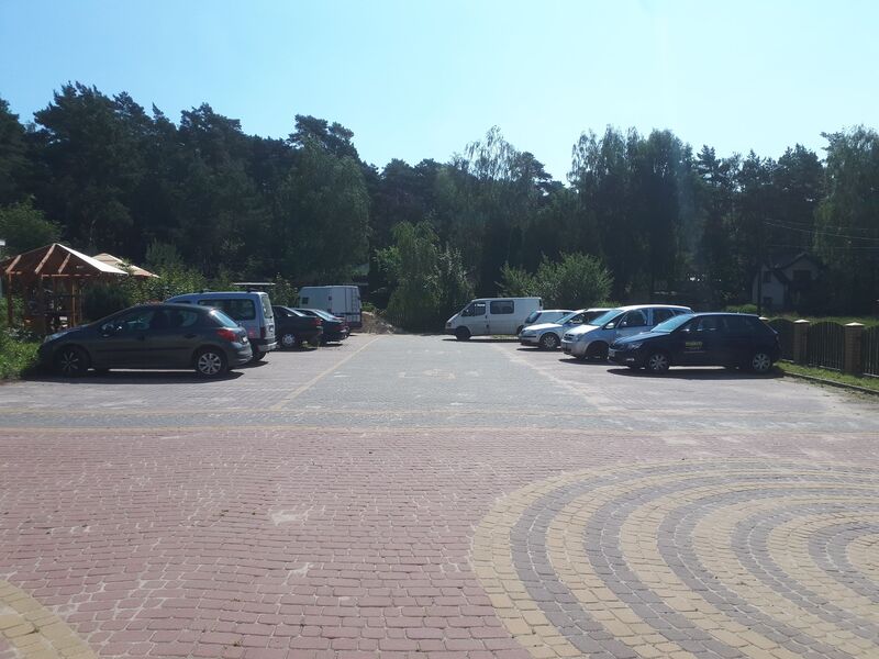 Dostępny parking dla naszych gości.