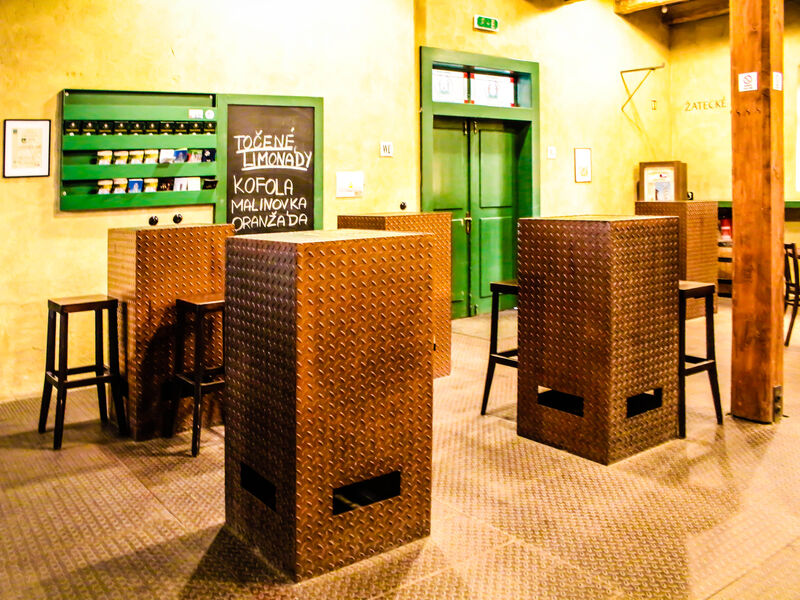 Restaurace U Orloje - předsálí se vchodem a místem pro hraní deskových her