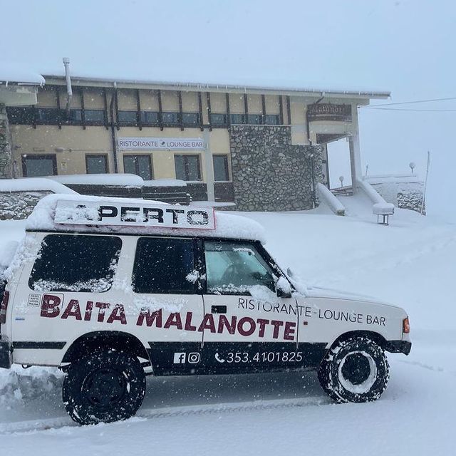 Situata in cima ad uno dei picchi più elevati di Prato Nevoso, la baita Malanotte gode di una vista a 360° mozzafiato 