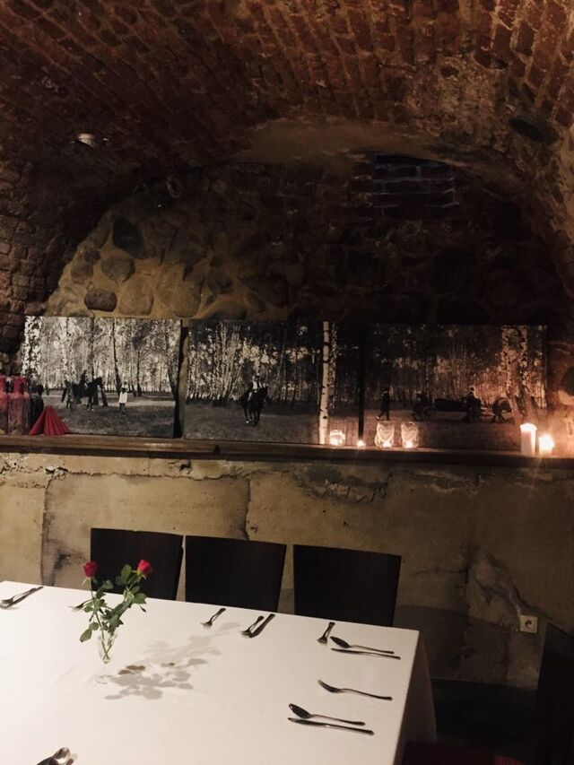 Zabytkowa piwniczka idealna na kameralne spotkanie. :)