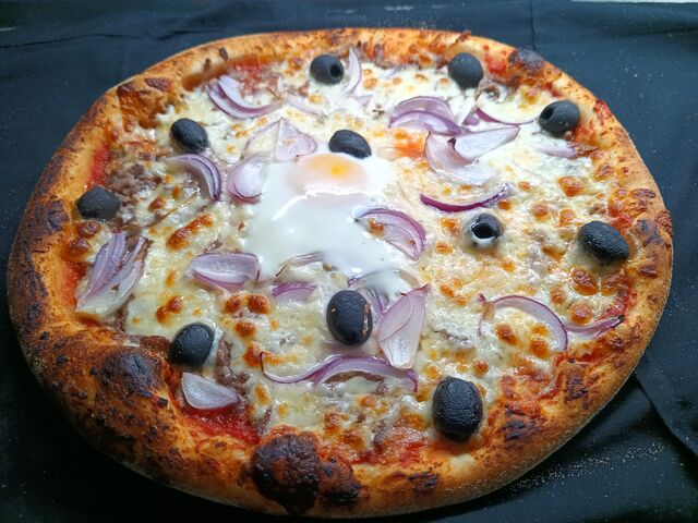 La bolognaise :base tomate viande de bœuf hachée mozzarella oignons olive