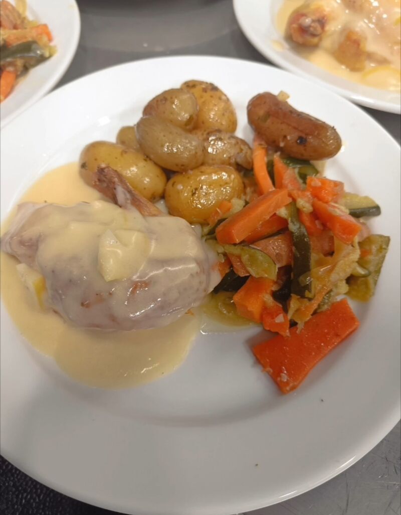 Suprême de poulet sauce citron, pommes de terre grenaille et poêlée de légumes