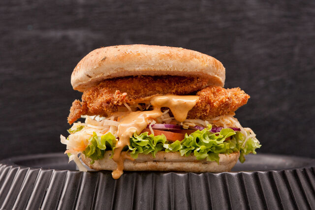 Crispy Chicken: Knusprige Hähnchenbrust mit
Krautsalat, Tomaten, Zwiebeln und GewürzMajo 