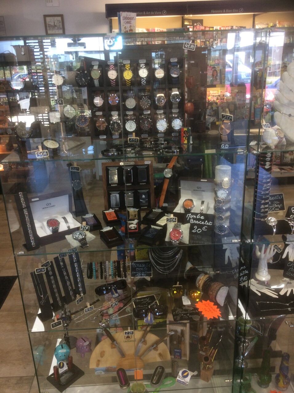 Ici même la vitrine plus approprié pour les hommes .. 