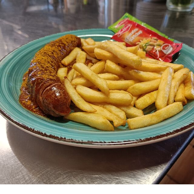 Currywurst mit Pommes