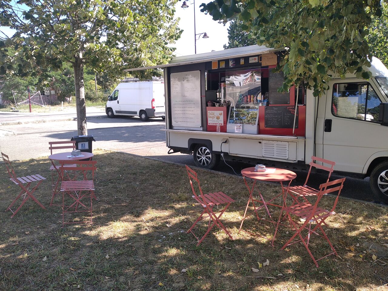 Place de la médiathèque le vendredi soir de 18h30 à 22h00