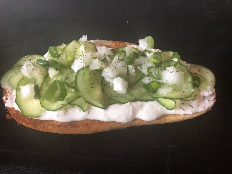 Mit Knoblauchcreme, Gurken und Zwiebeln 