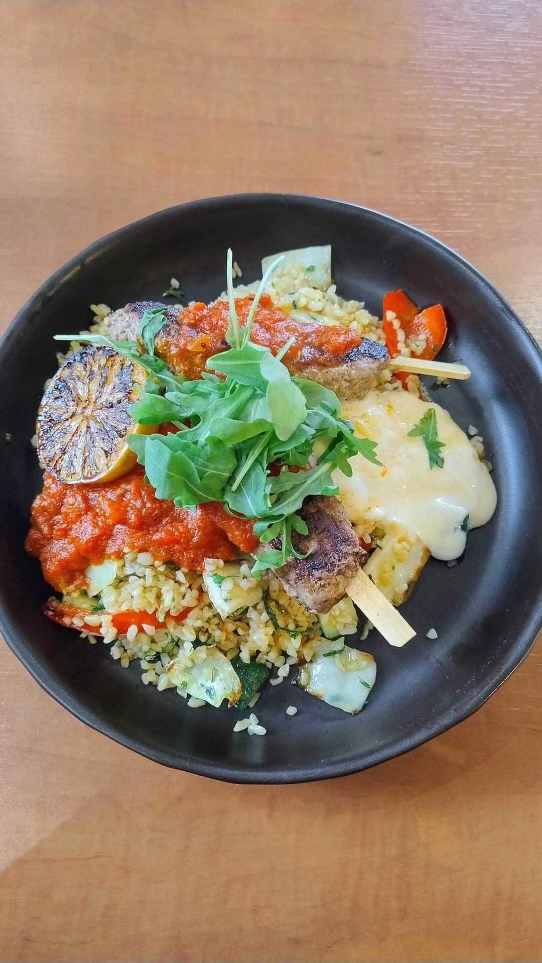 Aromatyczne szaszłyki z sosem pomidorowym i bulgurem | Flavorful Skewers with Tomato Sauce and Bulgur