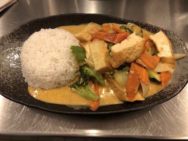 Tofu mit Curry Soße und Gemüse 