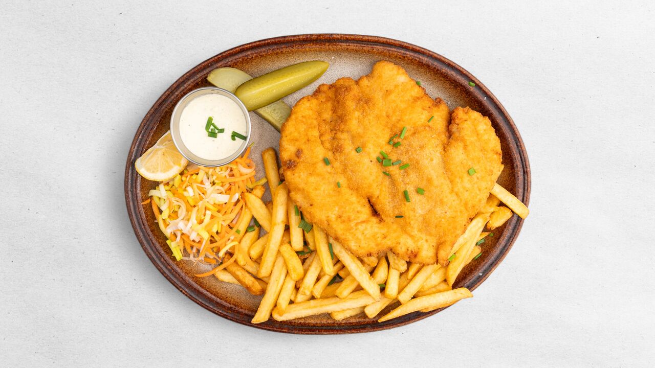 Smažený kuřecí řízek s hranolkami a domácí tatarkou