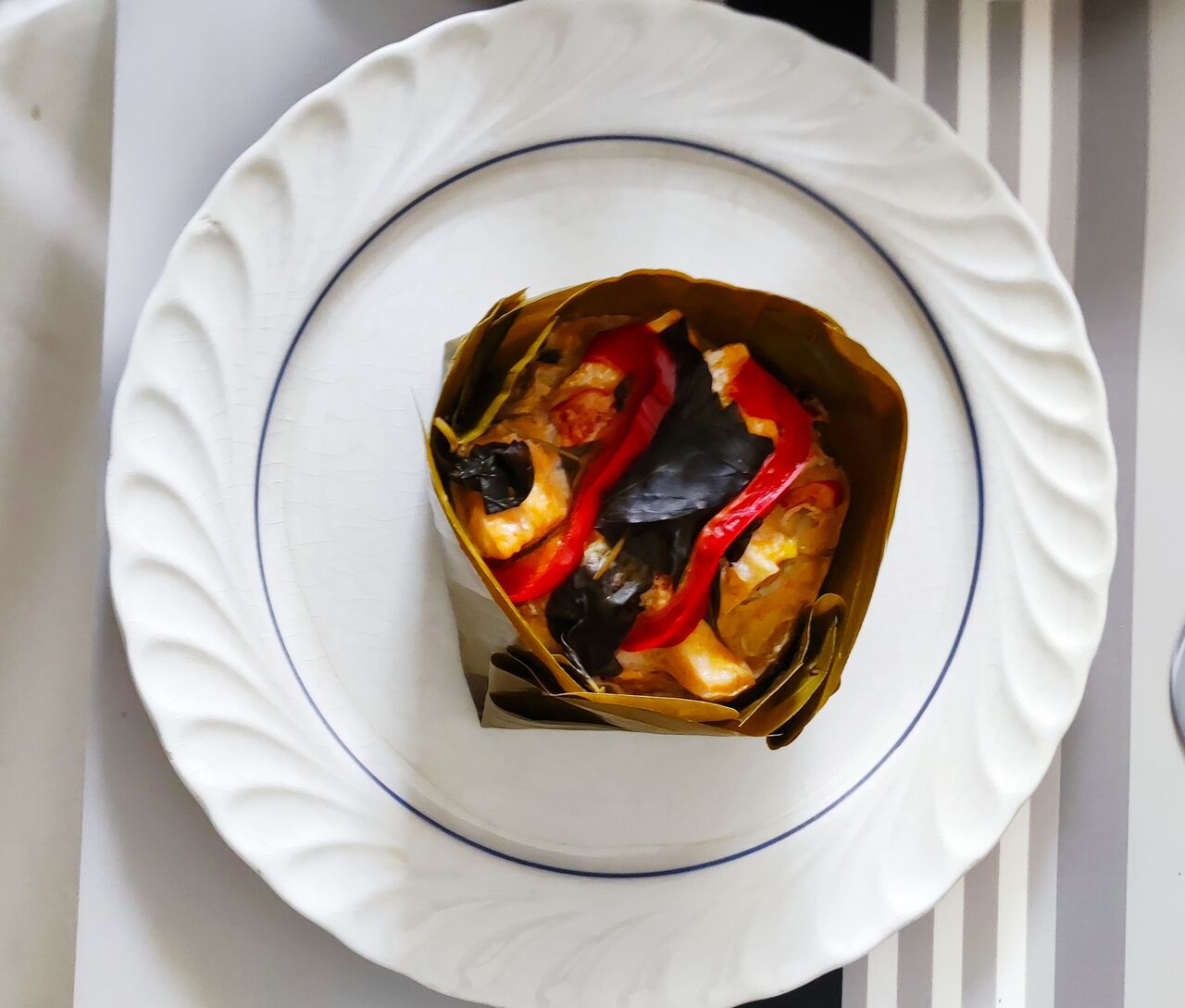 Mok pa dans panier en feuilles de bananier