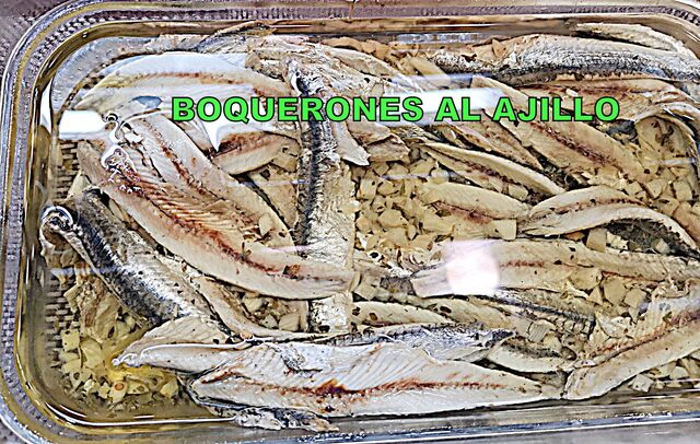 Nuestro picoteo boquerones en vinagre y al ajillo