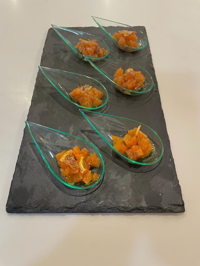 Cucharita de tartar de Salmón con mermelada de limón y limón deshidratado, formato coctel