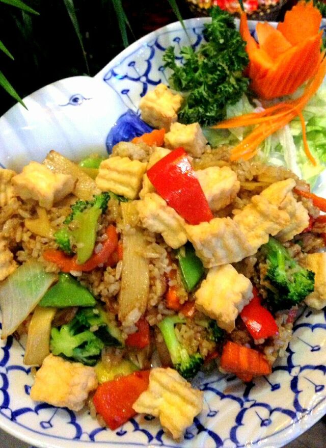 Kuah Kao mit Tofu - Würzig gebratener Reis mit vielerlei Gemüse und knusprig mariniertem Tofu 