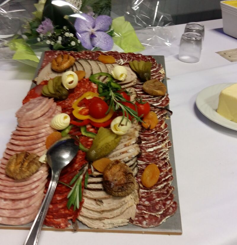 Présentation d'un buffet de mariage.