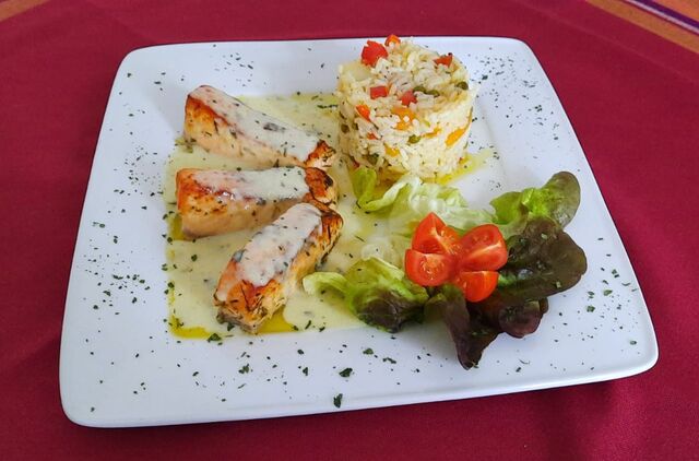 Lachs mit Riesling Sauce und Gemüsereis 