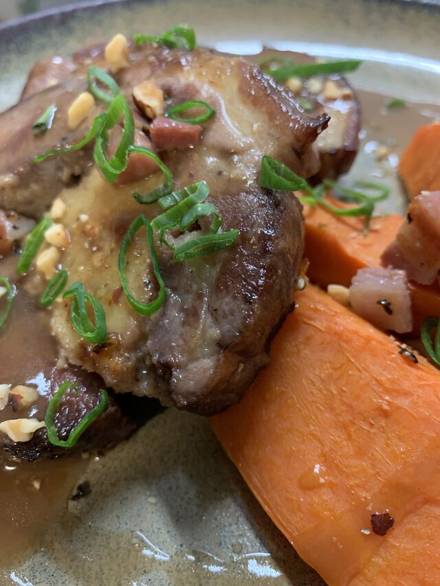 L’Epaule d’Agneau Farcie Pancetta et Noisette, Sauce Miel et Patates Douces
