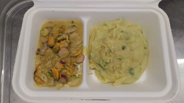 Fricassée de muge et moules sauce mouclade et son écrasée de pomme de terre