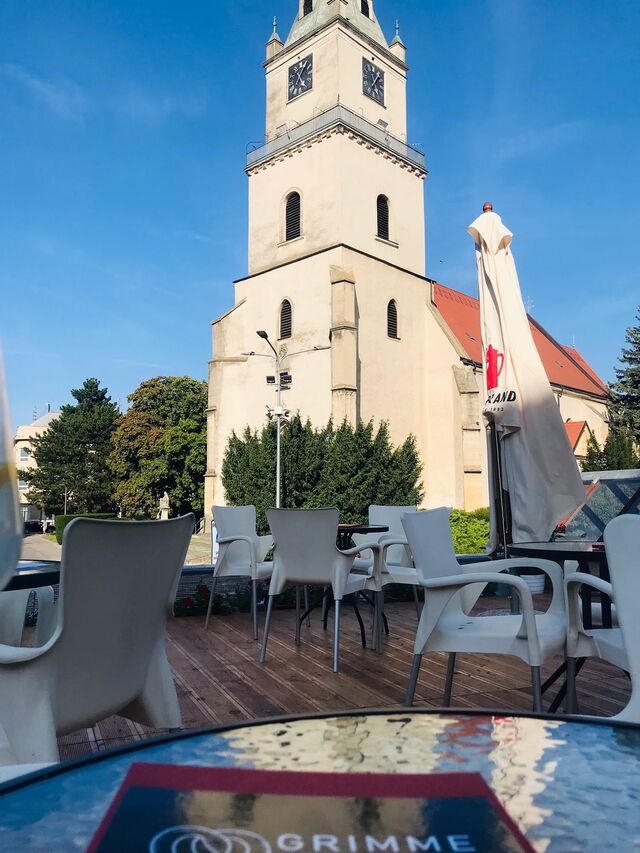 Kávičku si môžete vychutnať na našej letmej terase s výhľadom na kostol Sv. Michala