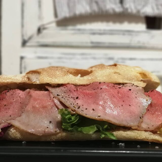 Pà de vidre con mahonesa, mezclum, cebolla y roastbeef 