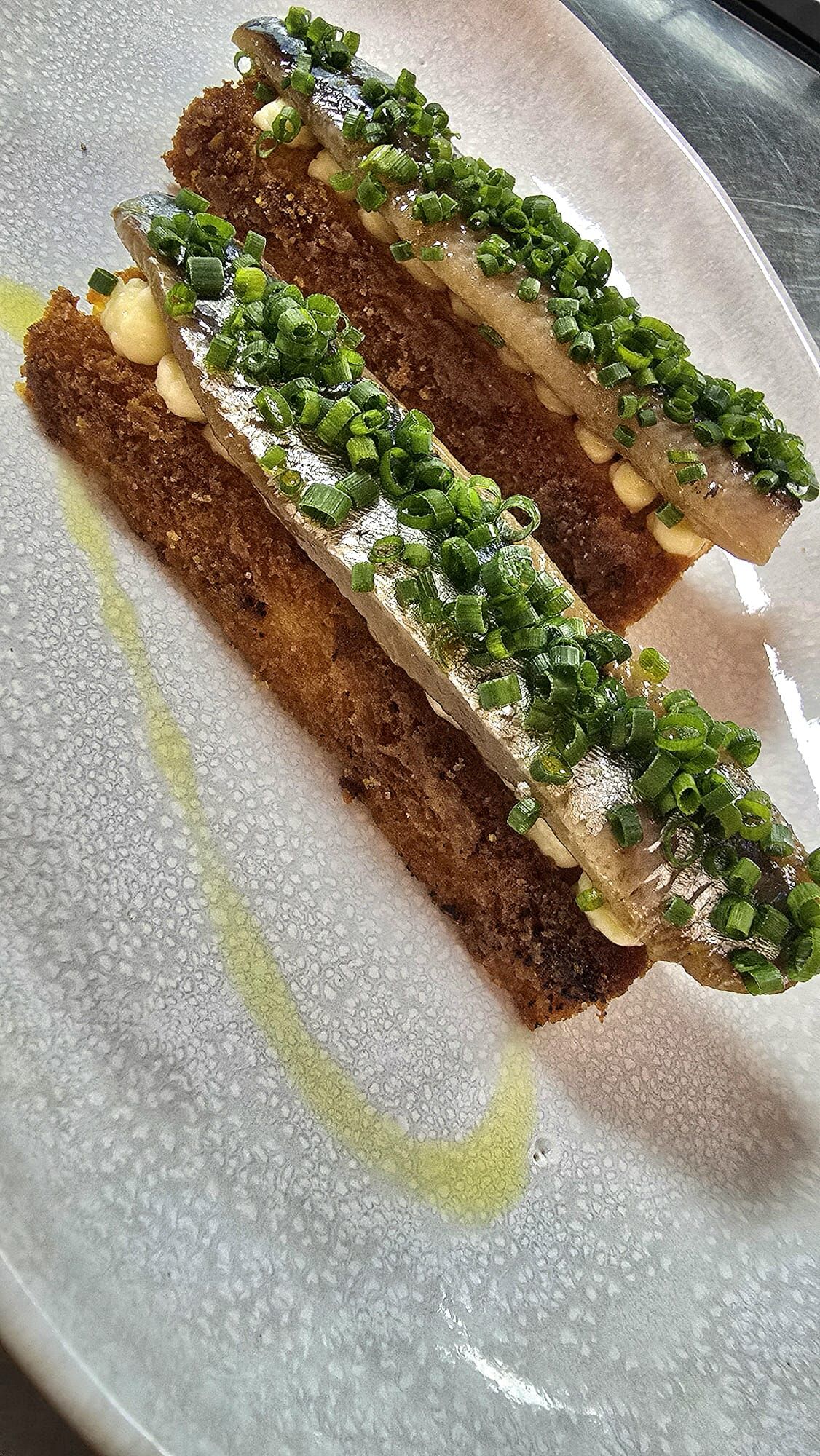 sardina ahumada, bica y mantequilla