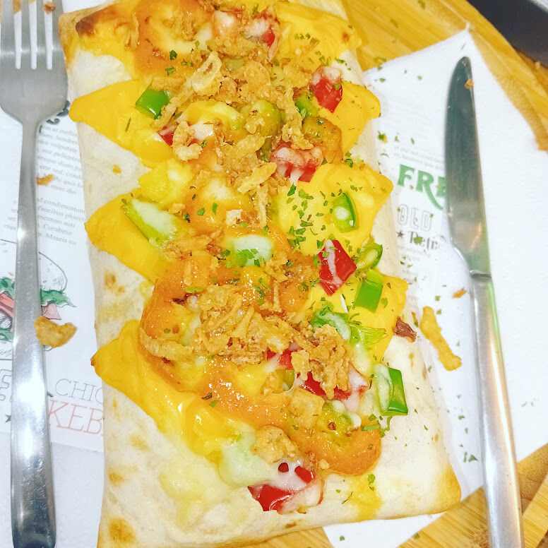 Tacos gratiné cheddar, poivrons et oignons frits 