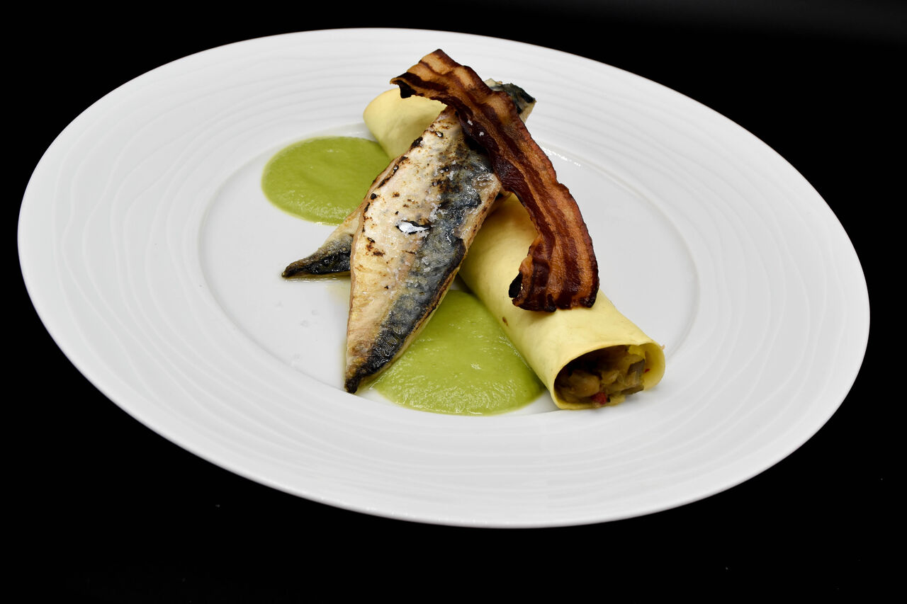 Filet de lisette grillé, cannelloni aux légumes à la ricotta, coulis de petits pois et chips de poitrine fumée