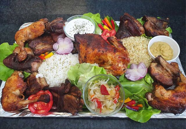 Grill kezdő, haladó és bőség tál 6-12 fő
Egész csirke - csirkecomb - pulykaszárny és comb - kolbász - oldalas - csülök - fasírt