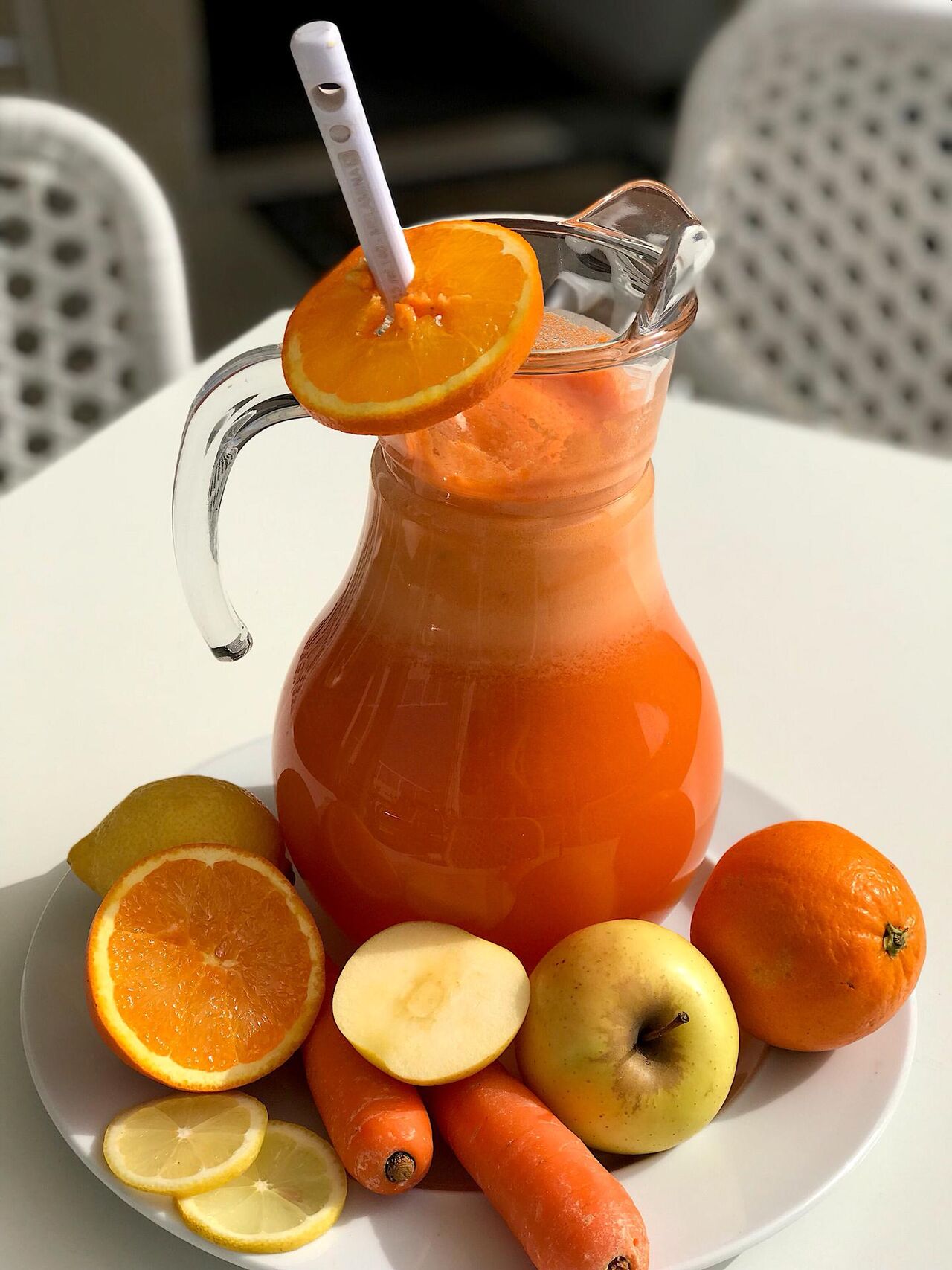 Sumo natural de maçã e cenoura