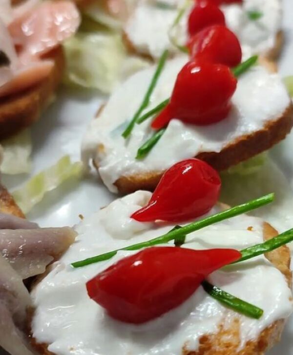 Crostini con mousse di baccalà e peperoncini dolci peruviani 🦆