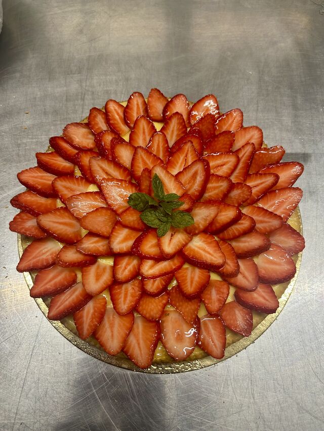 Crostata con crema pasticcera e fragole fresche