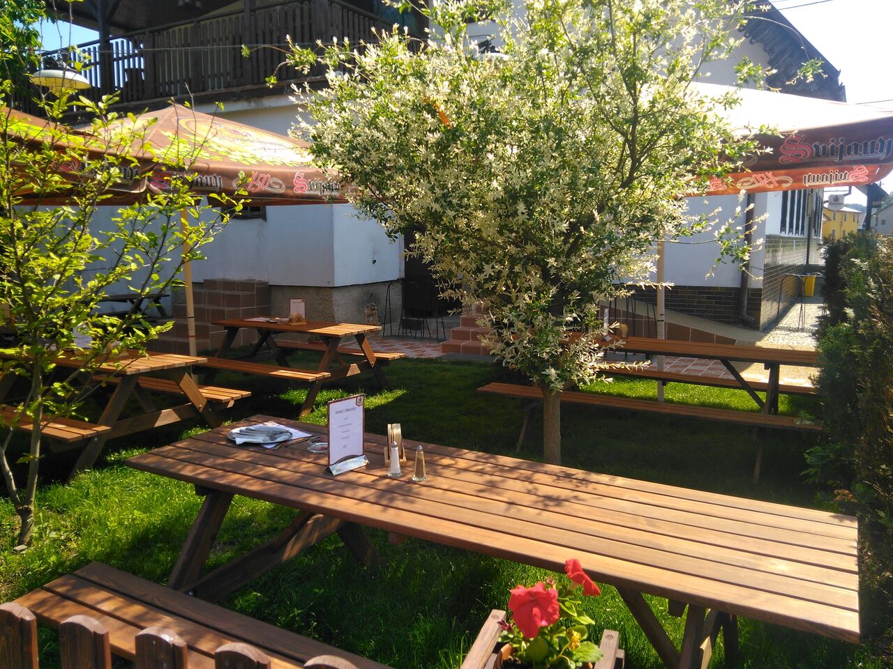 Sezónní zahrádka s obsluhou.