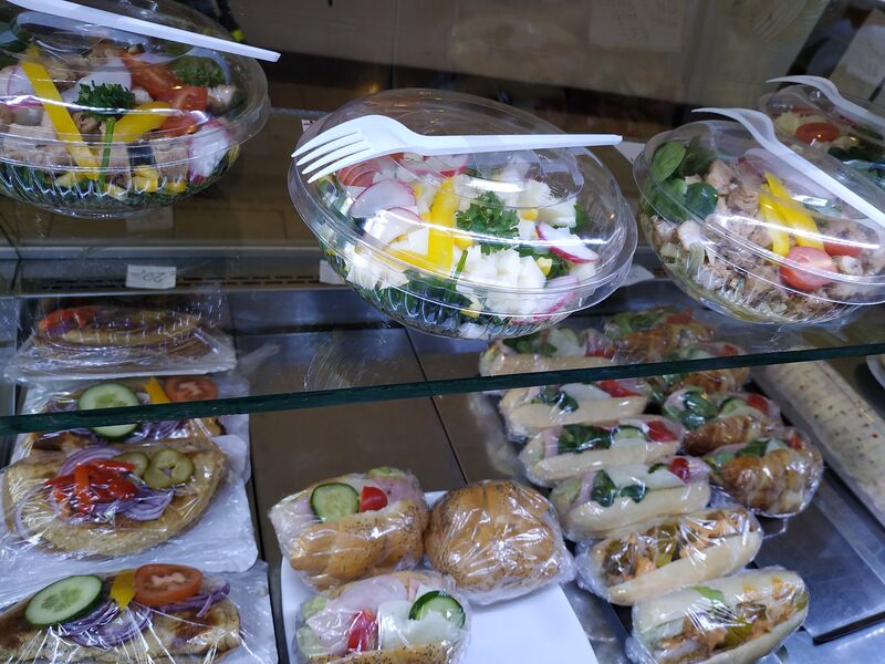 Saláty, bagety, klasické smaženky s i plněný croissant 