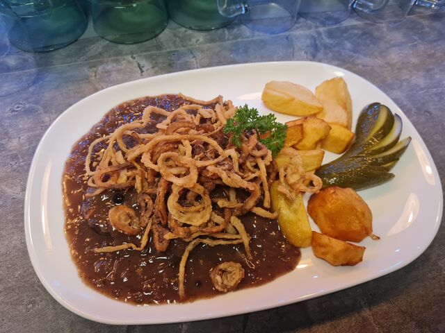 Gedünsteter Zwiebelrostbraten mit Bratkartoffeln 