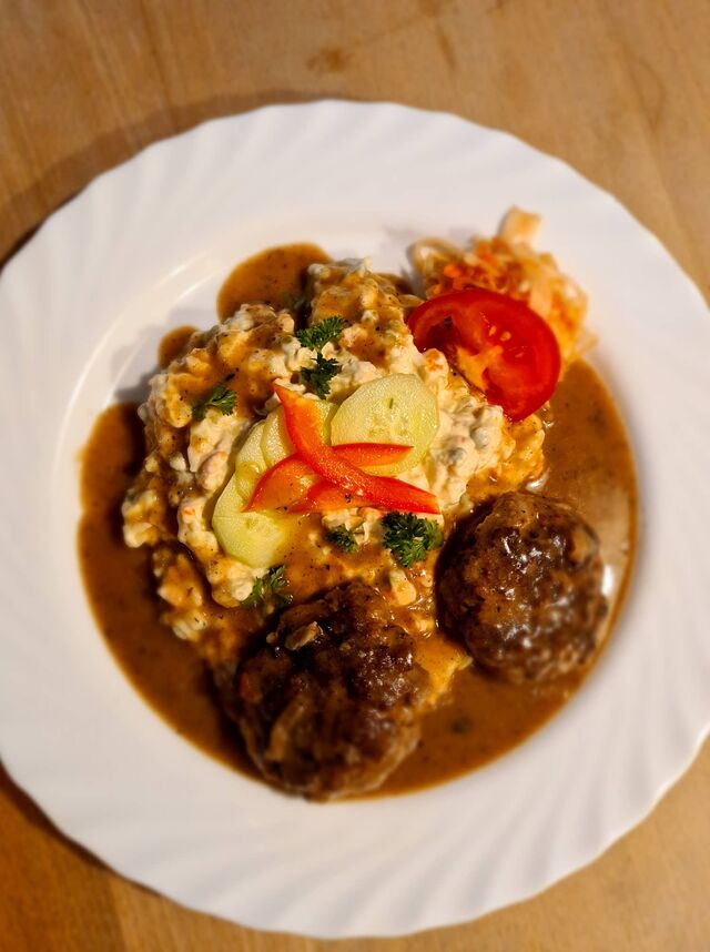 Fleischpflanzerl mit Kartoffelsalat
