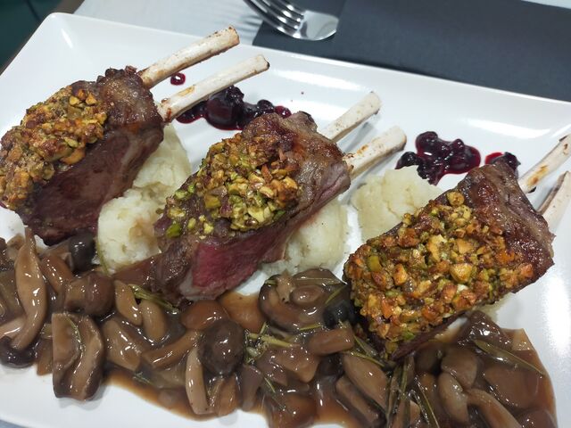 Rack de cordero con costra de pistacho y salsa de setas