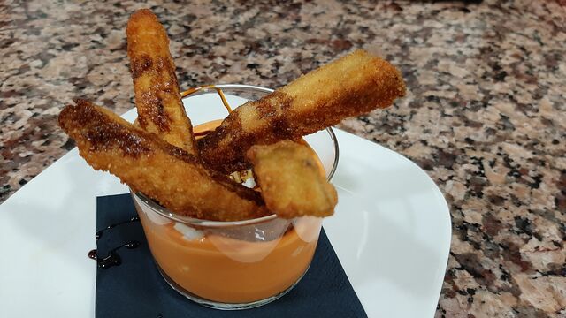 Bastones de Berenjenas con Salmorejo y Miel de Caña