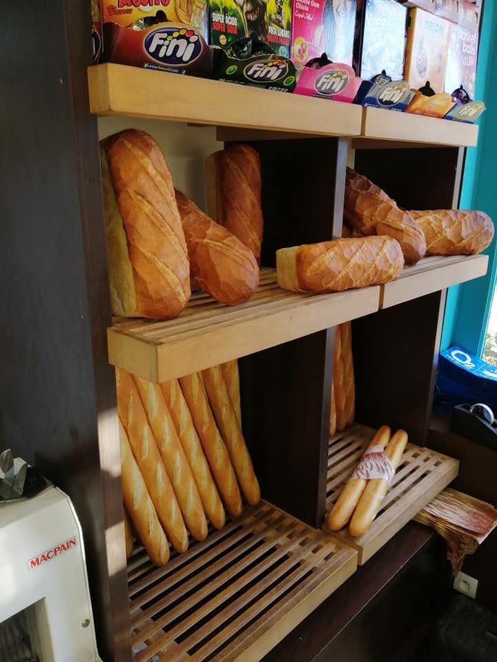 Baguette et pain coupé 