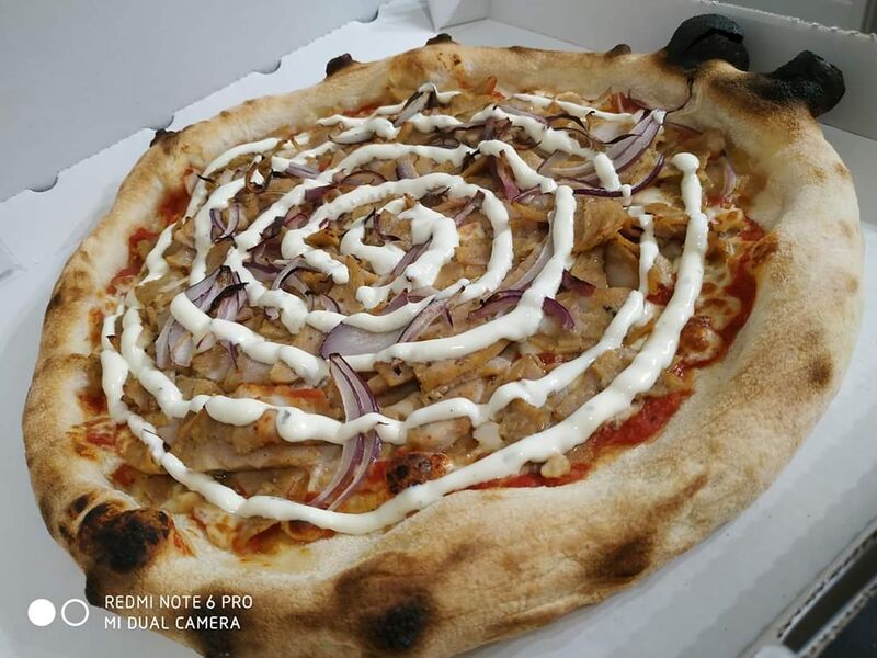 Kebab 12€base tomate / kebab / oignons rouges / sauce pita 