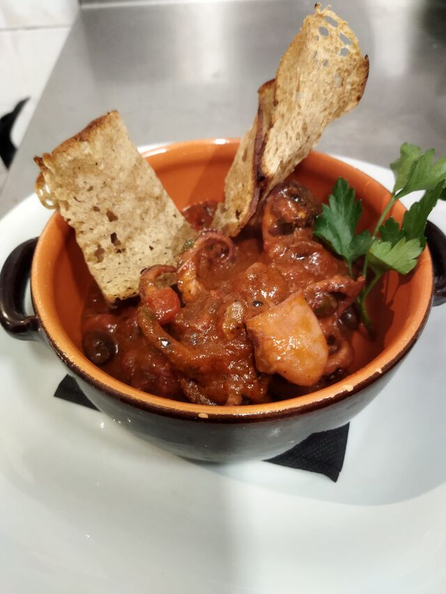 Moscardini in umido con pane croccante 