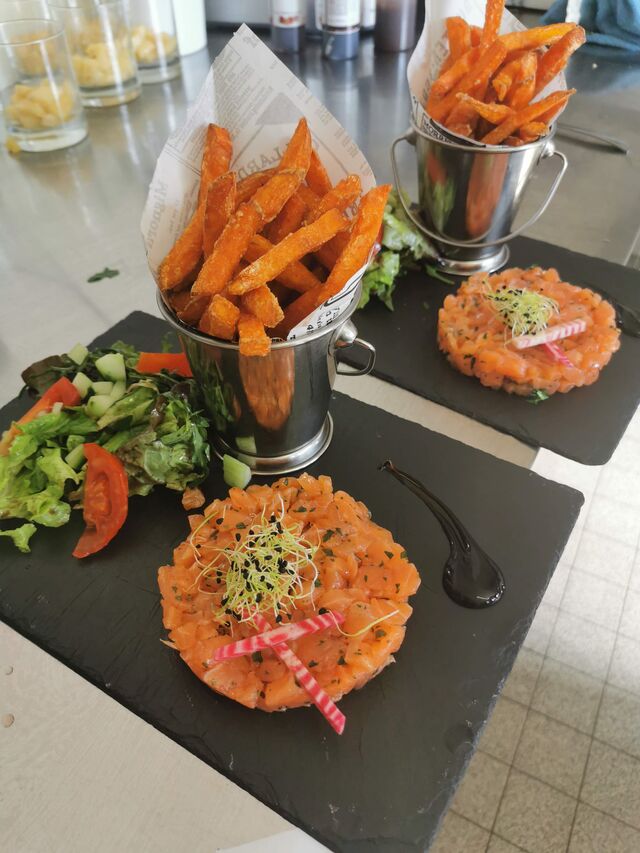Tartare de saumon au basilic, frites de patates douces et mesclun de salade verte.