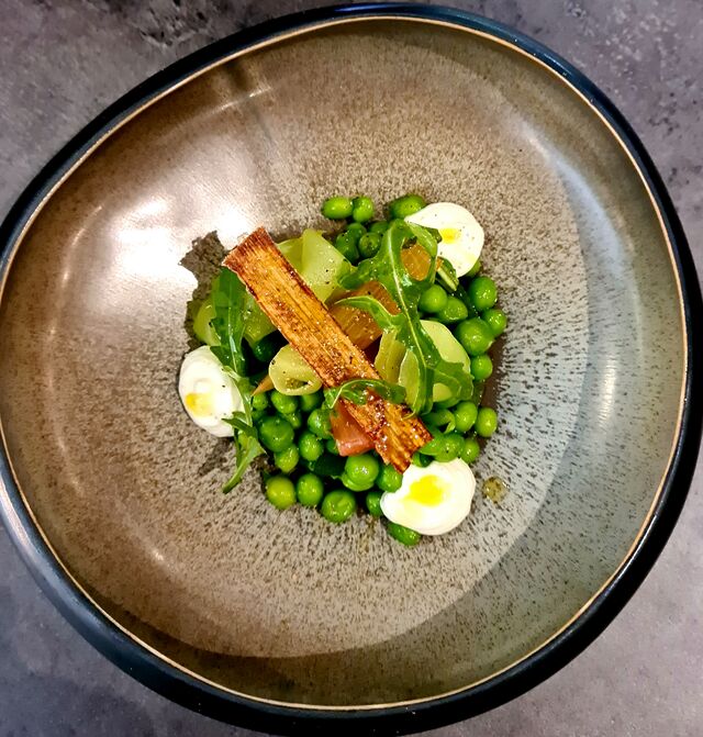 Petit-Pois en déclinaison , rhubarbe, chêvre frais