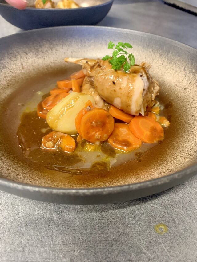Cuisse de lapin à l’étouffée, carottes et pommes de terre.
Menu de semaine