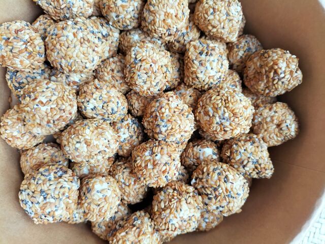 Les bonbons chèvre aux fruits secs enrobés de sesame