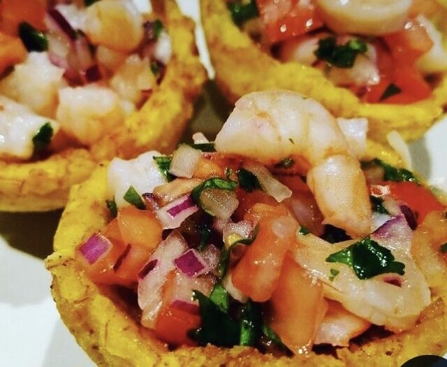 Banane plantain farcie de crevette, brunoise de tomate et oignon rouge