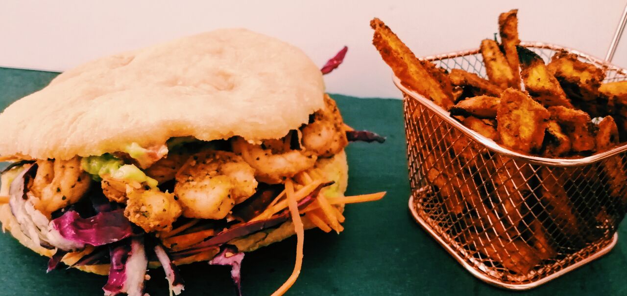 LE SPICY SHRIMP
crevettes épicées, guacamole, salade, chou rouge et carotte râpée et frites de patate douce