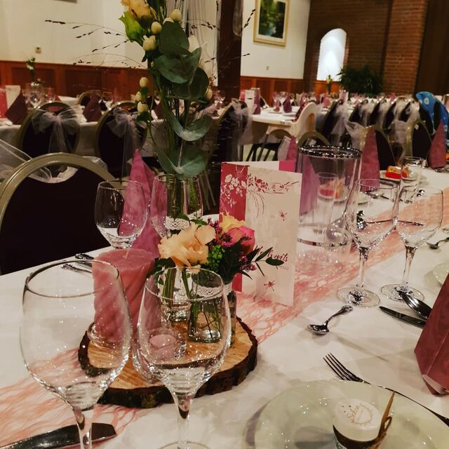 Tafel im großen Saal