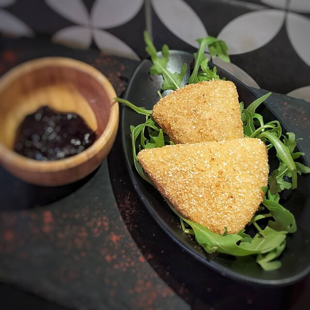 TAPAS : formaggio fritto con marmellata ai mirtilli