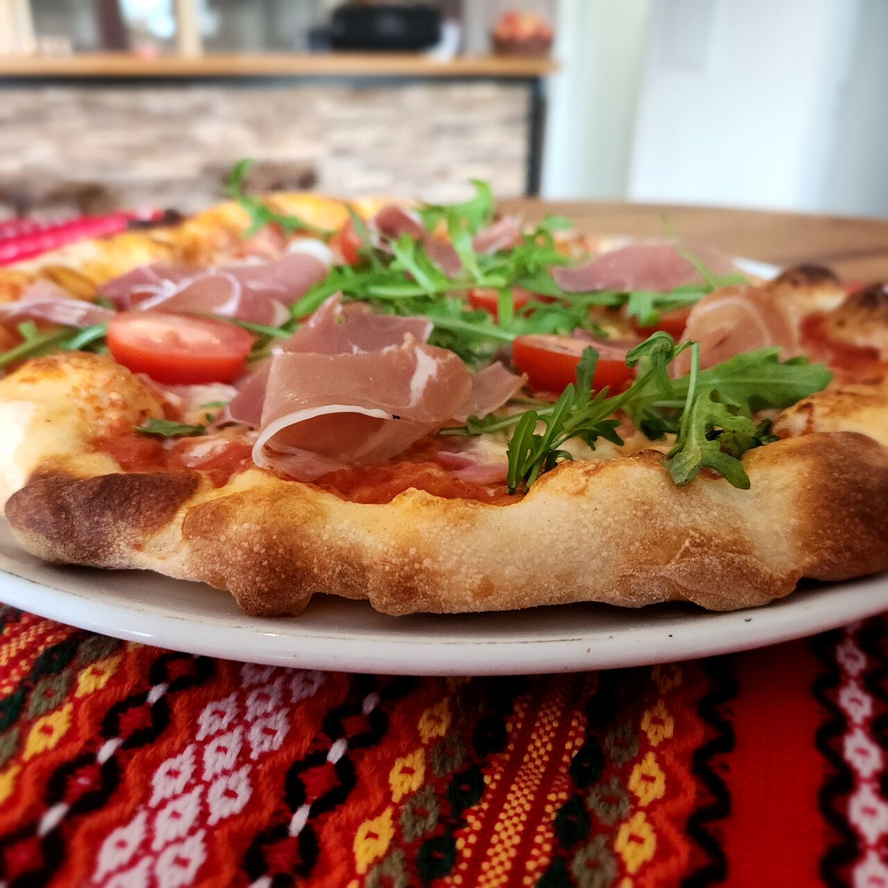 Pizza mit Parmaschi ken und Rucola 